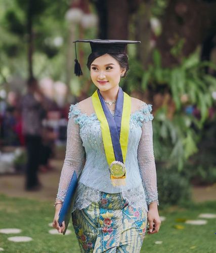 Tentu saja foto wisuda couple studio memang telah banyak dicari oleh orang di. Foto Wisuda Anak Kuliah Unik Couple Kekinian Bareng Pacar Atau Keluarga Portalkuningan Com