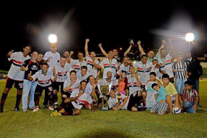Time campeão posa com troféu conquistado no último domingo, dia 22. (Foto: Silas Azocar/PMI)