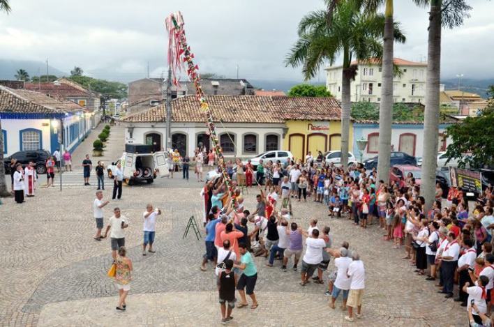 Após benção, mastro é carregado até à frente da Igreja Matriz. (Foto: Halsey Madeira|PMSS)