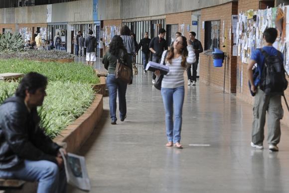 Decisão pretende evitar cobranças abusivas que comprometam tanto a oferta do financiamento como o pagamento futuro pelos estudantes (Arquivo/Agência Brasil)