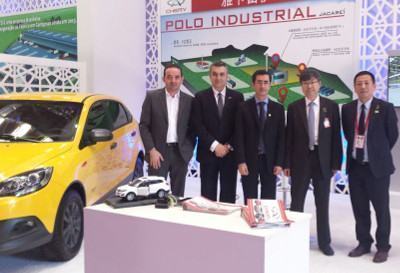 Hamilton, o secretário Emerson e autoridades da Chery durante evento no Rio de Janeiro. (Foto: Divulgação/PMJ)
