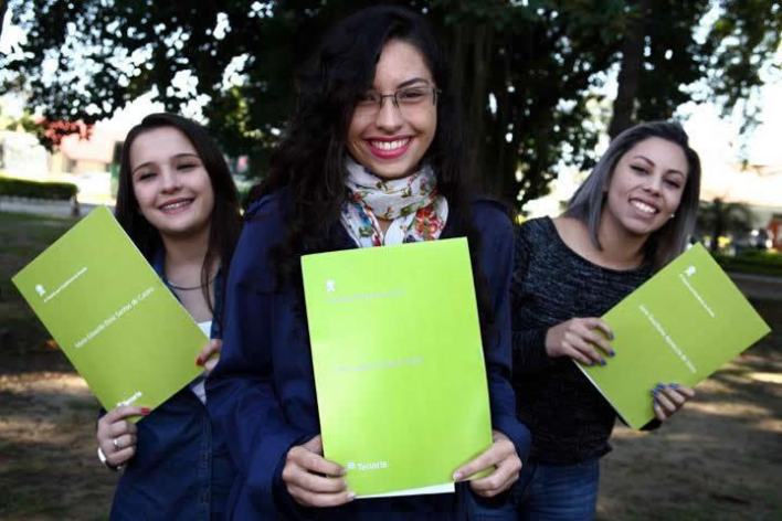 Premiados com um certificado e R$ 1.000,00, vencedores atingiram, obrigatoriamente, média mínima de 9,0 em todas as matérias. (Foto: Maurício Campello).