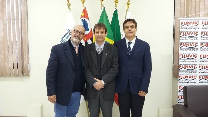 Personalidades foram recebidas pelo presidente da FUNVIC, Luís Otávio Palhari, ao centro. (Foto: Divulgação)