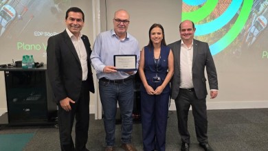 O prefeito de Pindamonhangaba, Ricardo Piorino, recebeu o Cartão de Prata da EDP, em reconhecimento à parceria entre a Prefeitura e a concessionária. A homenagem foi entregue pelo vice-presidente da EDP Brasil, Diogenes Rossi e pelo diretor de Distribuição Marcos Campos