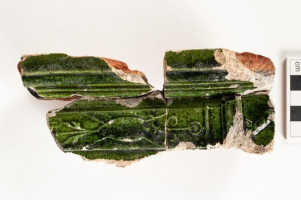 Fragments of stove tile. Scale 10cm