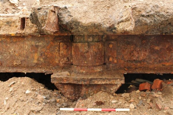 Steel I-beams on cast iron column. Scale 0.50m
