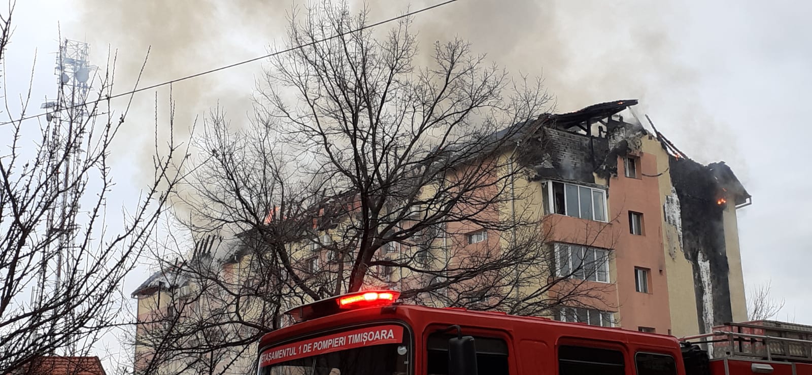 Un incendiu puternic a izbucnit duminică dimineață, la mansarda unui bloc de pe strada mehadia din complexul studențesc din timișoara, . 60ha14dbn Aoom