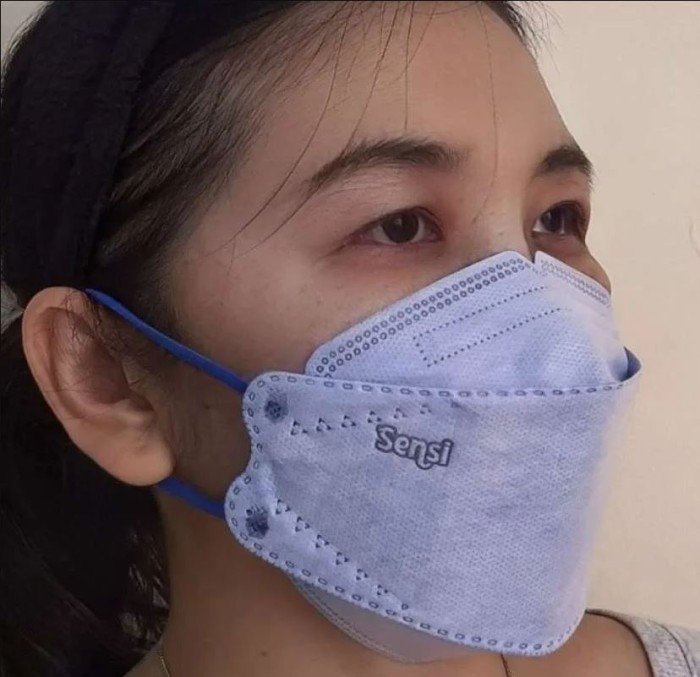 Sayangnya, masker ini hanya terdiri dari 3 ply (lapis), sehingga . Masker Medis Sensi CONVEX Surgical Mask Anti Virus like