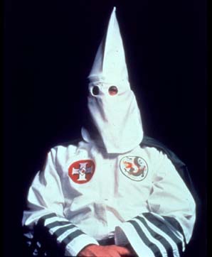 https://i0.wp.com/www.proa.org/exhibiciones/pasadas/serrano/sala2/klansman-gran-dragon.jpeg