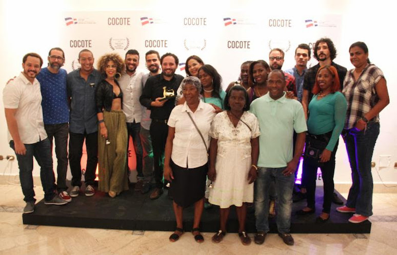 El equipo técnico y actoral de Cocote celebrando el Leopardo de Oro ganado en el Festival de Locarno.