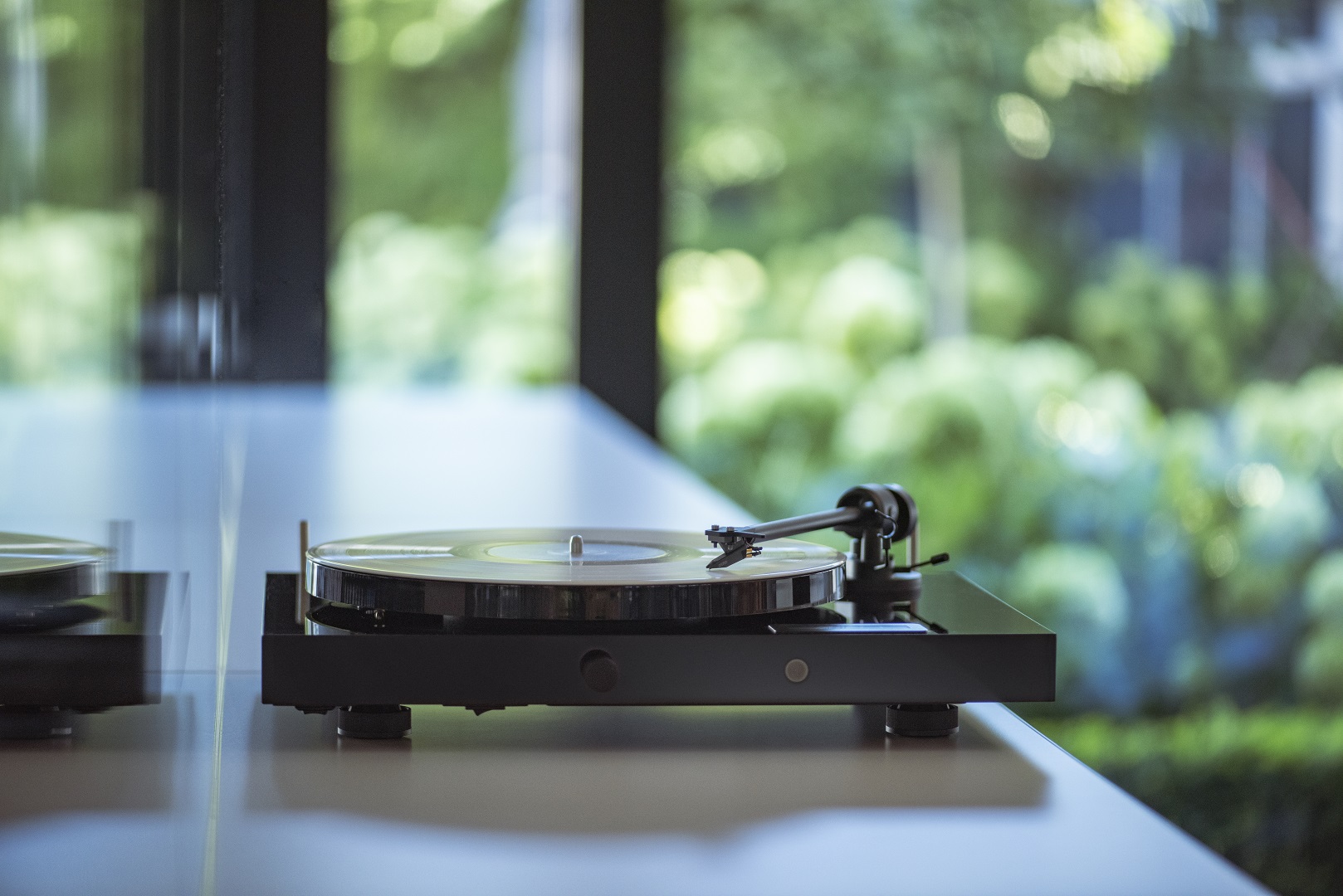 Pro-Ject Juke Box E1 HiFi Set - Plattenspieler Mit Lautsprechern, Bluetooth, Line-In, Fernbedienung