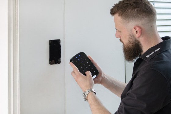 Lukas Olfert, Graef Distribution GmbH, bei der Installation der Sicherheitstechnik im Berliner Tierheim.