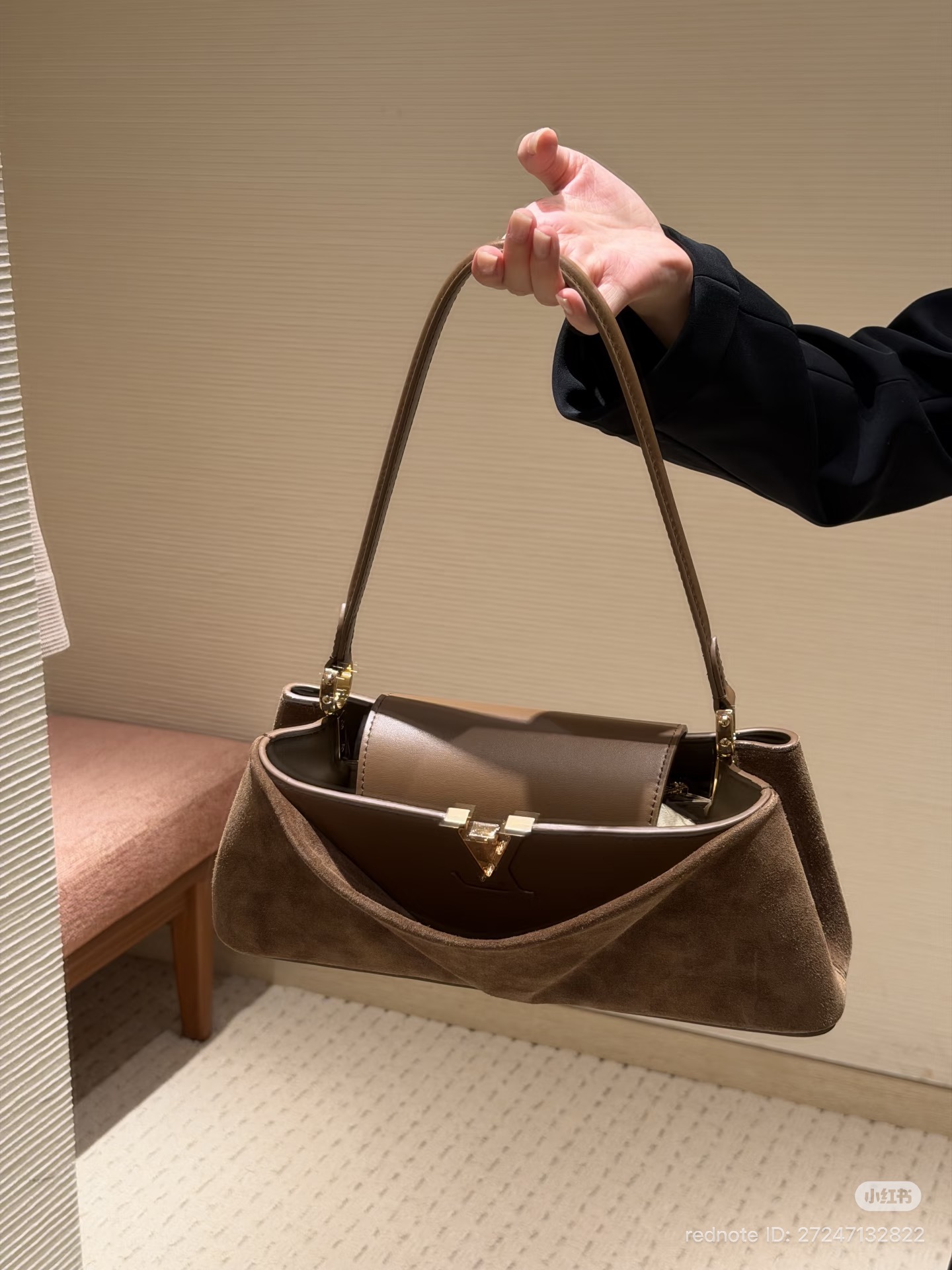 Louis Vuitton Capucines Edito bag in black calfskin