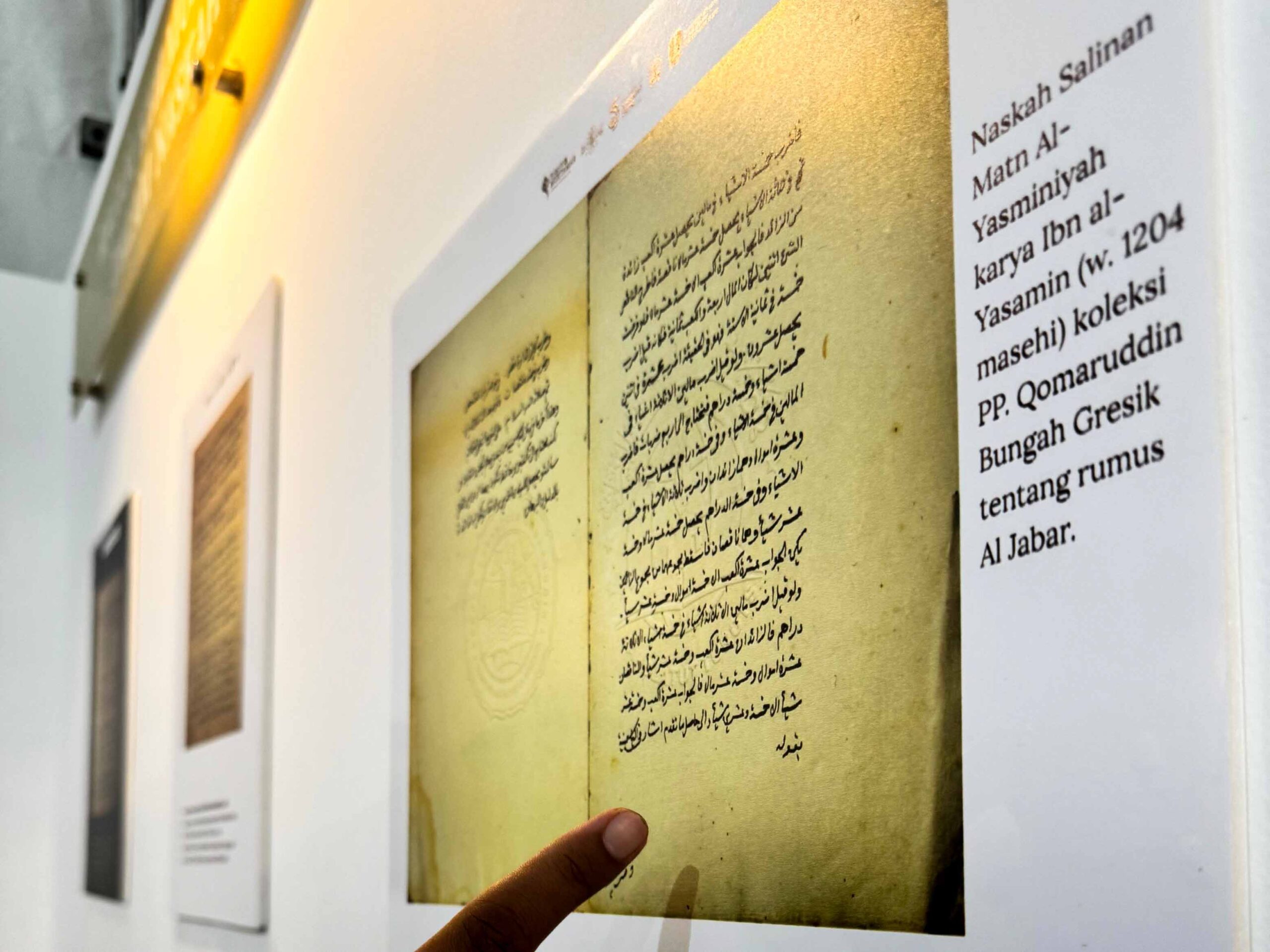 Dari Catatan Haji hingga Sains Tradisional, Nahdlatut Turots Tampilkan Koleksi Naskah Kuno Pesantren Qomaruddin di Muktamar NU ke-35
