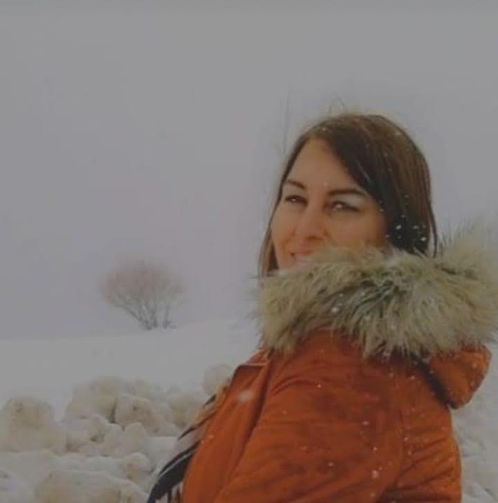 سناء شجاع شاعرة لبنانية.. معلّقة برغبة مطيرة