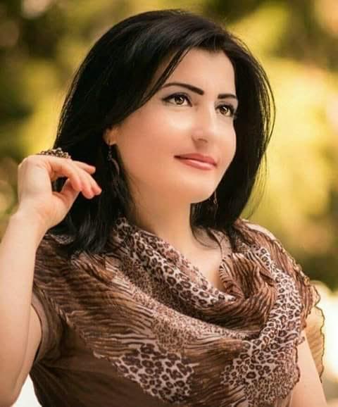 الشاعرة  السورية عبير سليمان في  الحلم  والغناء  تلتقط .. صورة عائلية