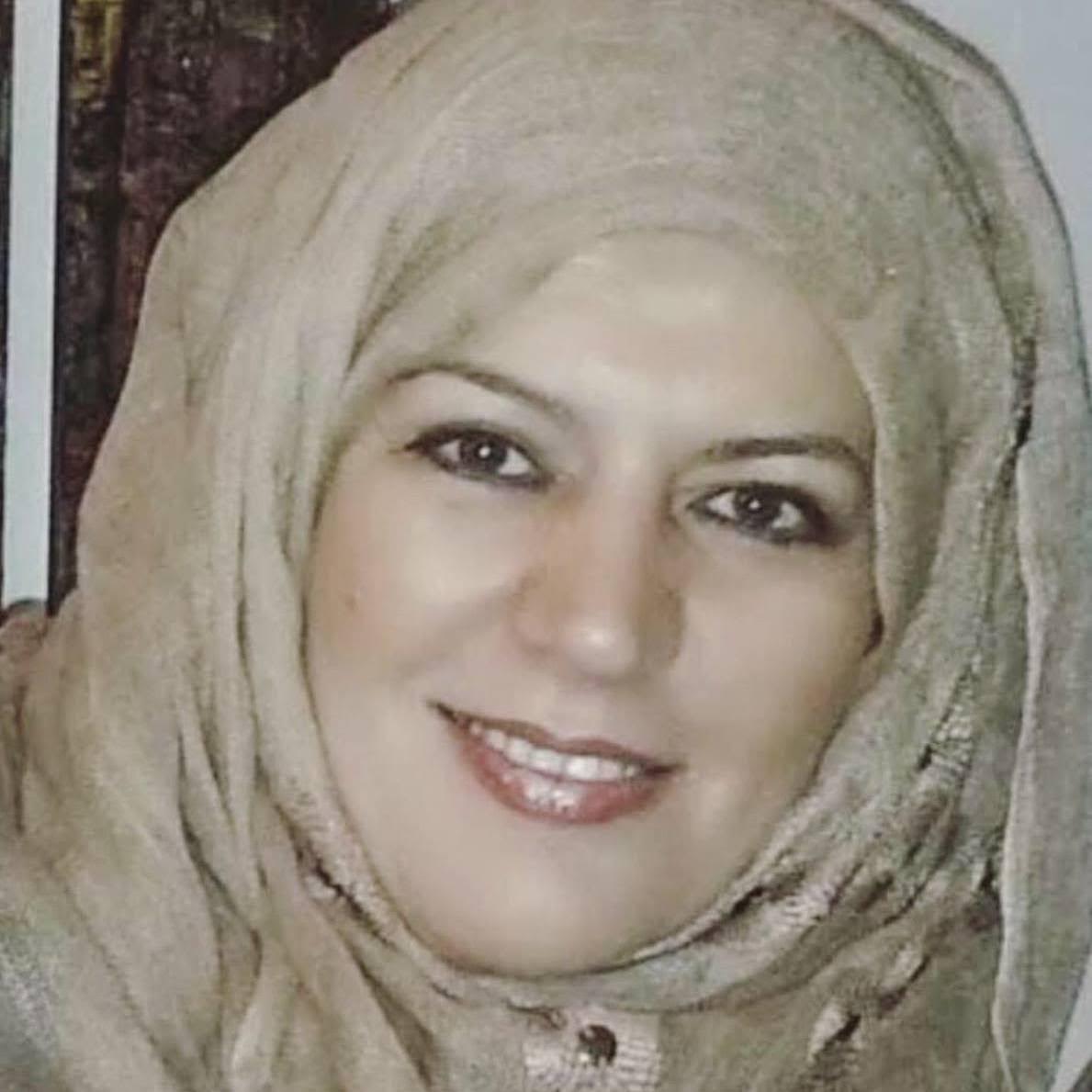 لبنى ياسين شاعرة سوريّة.. تنعى خطى الورد و يعاتبها الصَّخبُ