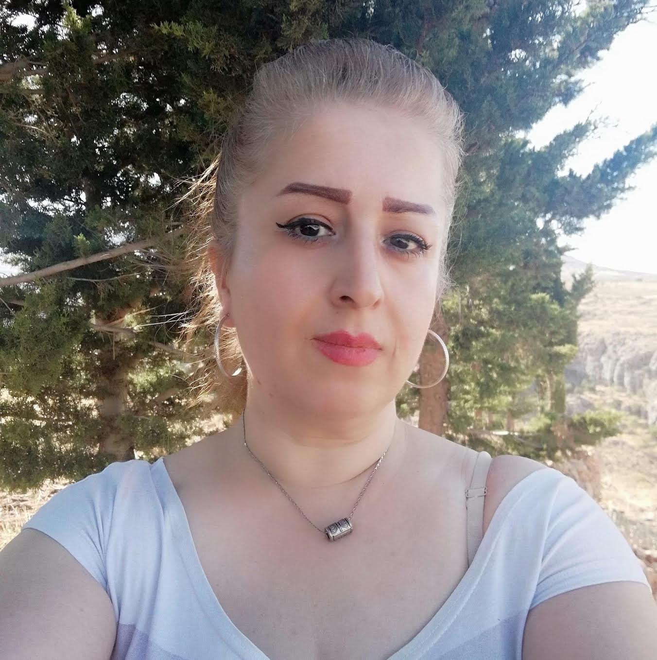 كوثر العقباني شاعرة سورية.. ضاقت فساتينها وحقائبها بعد فاصل إعلاني