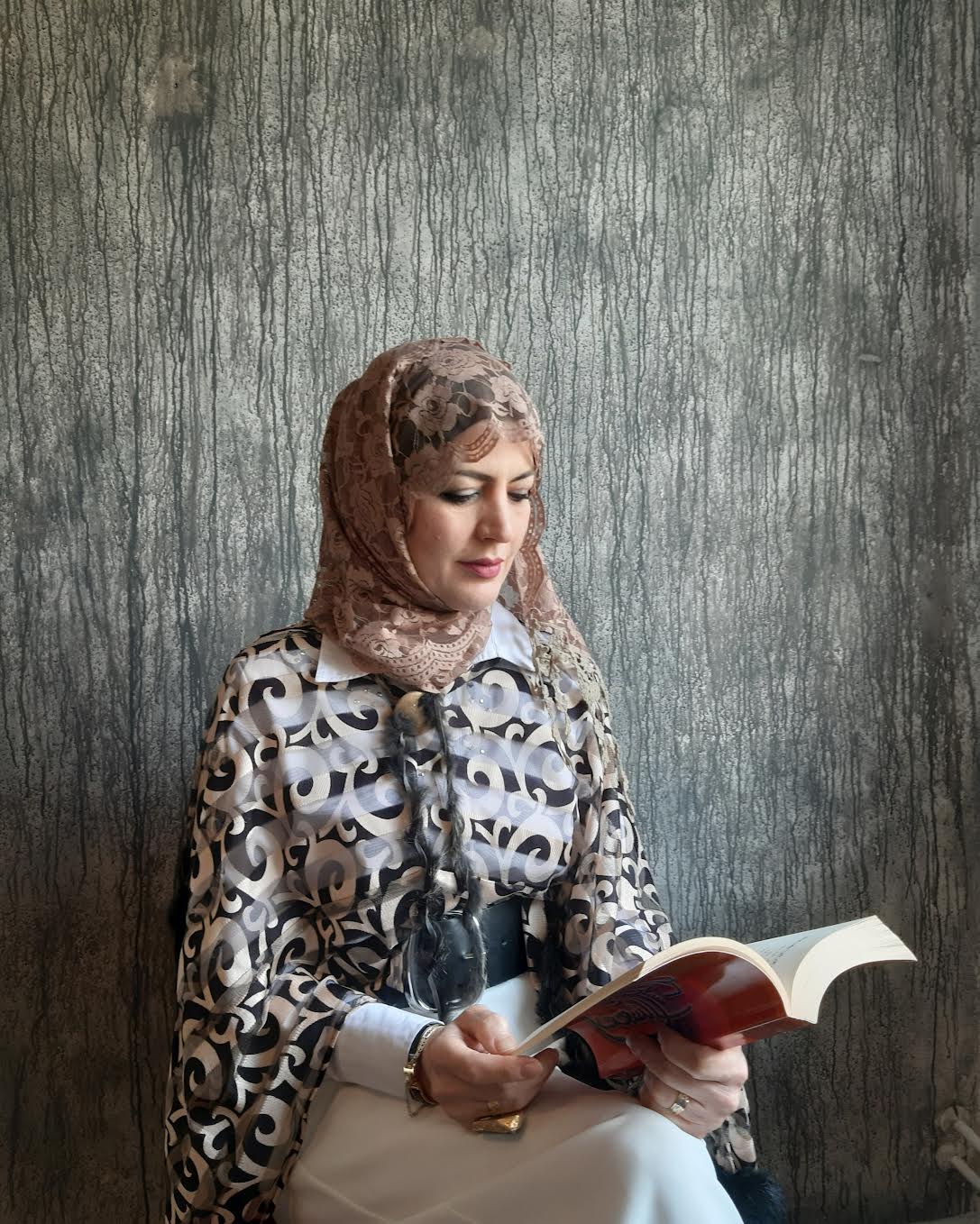 لبنى ياسين شاعرة سورية.. تفتت الزمن واليائسون يحفرون أنفاقًا