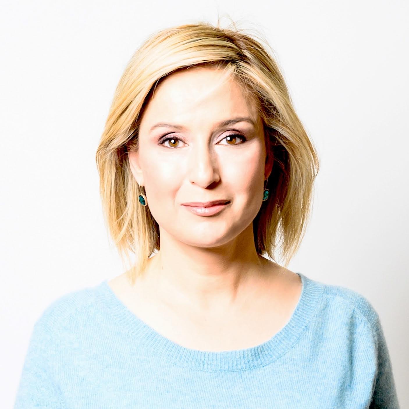 لويزة ناظور شاعرة جزائرية تطل من صهوة باريس على جسر لصخب السكون