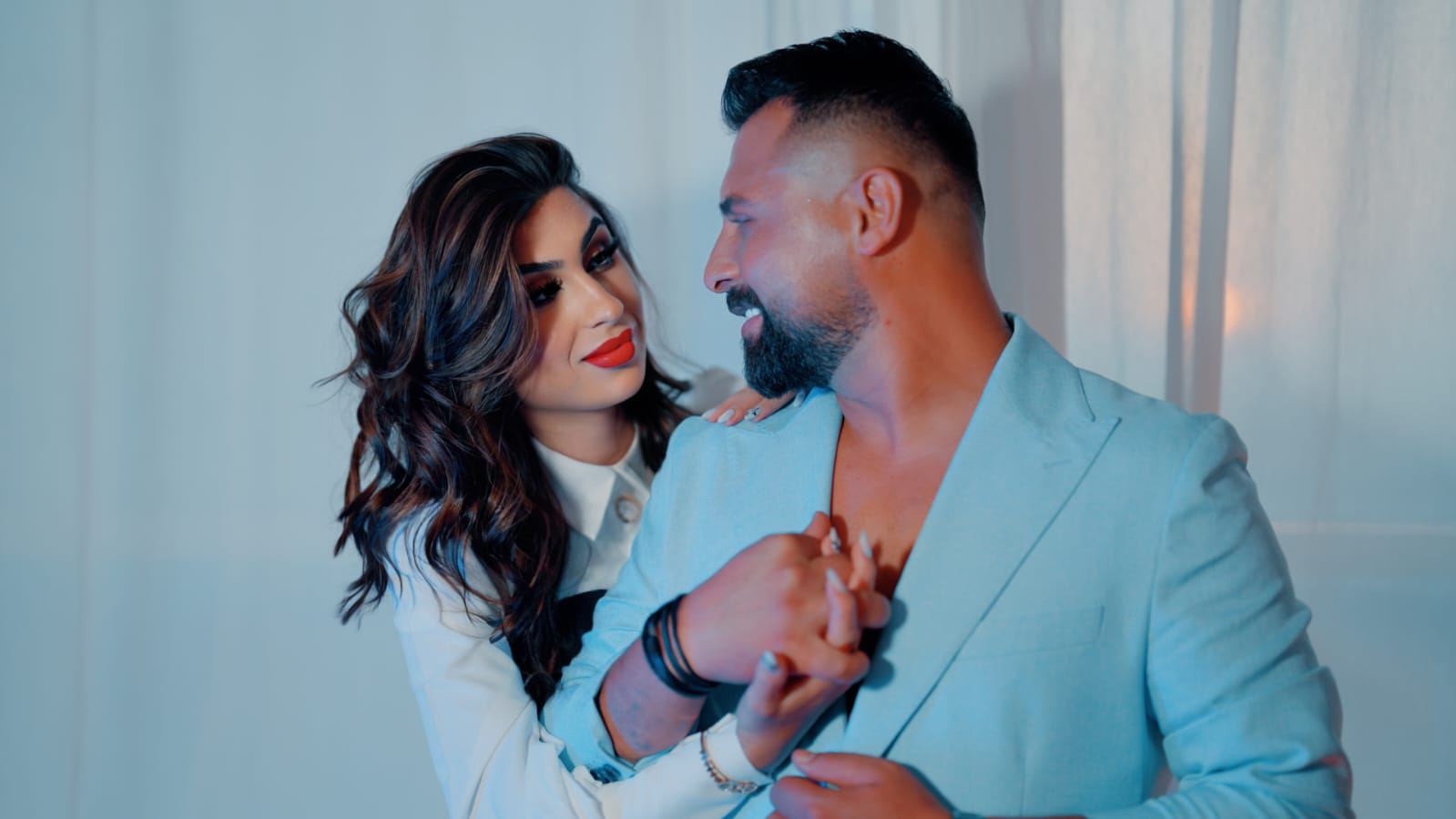 فنان سوري يهدي زوجته شقة بذكرى زواجهما