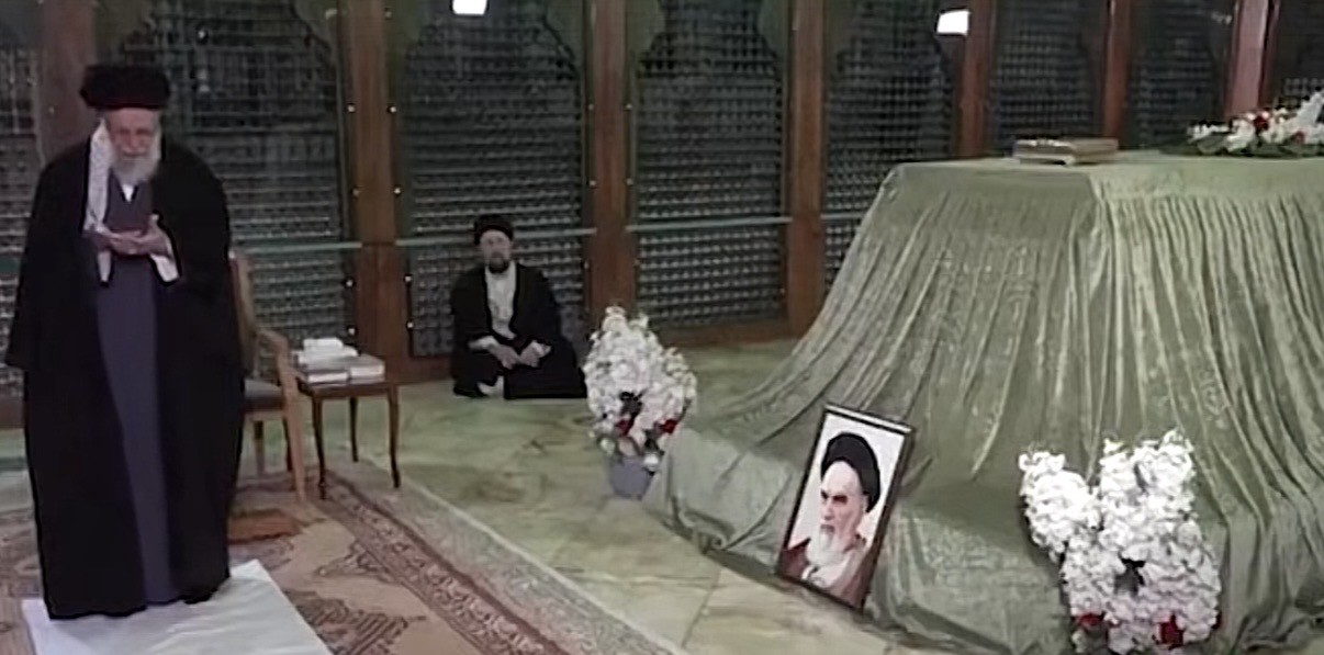 خامنئي عند قبر الخميني ..صلاة الوداع وقرار الحرب – صور
