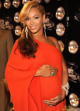 Maternity Dresses For Your Hollywood Red Carpet Event
