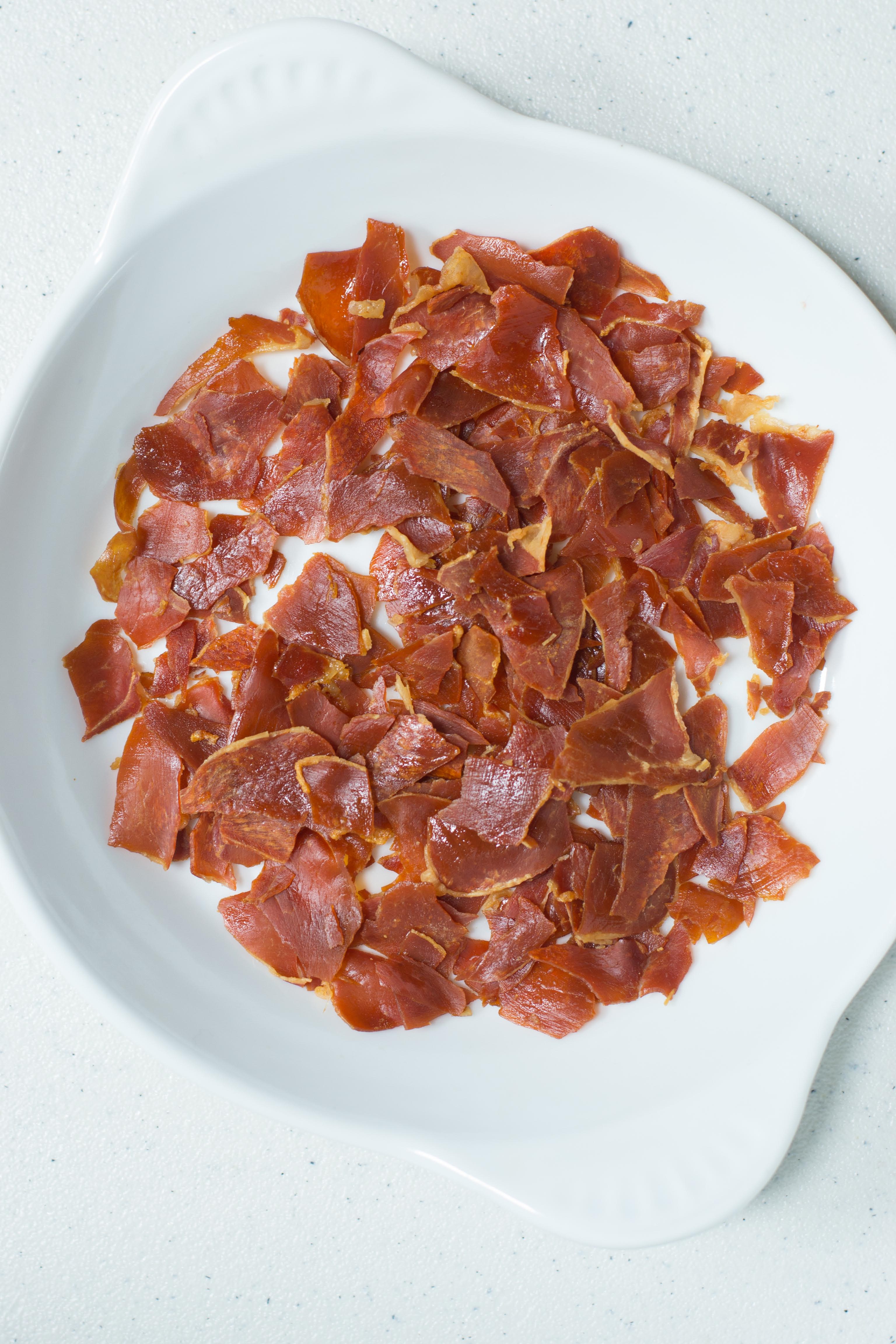 White Bean Arugula Salad with Sun-Dried Tomatoes and Crispy Prosciutto – a light and healthy salad with Italian flair, packed with protein and fiber. Gluten-free. | QueenofMyKitchen.com