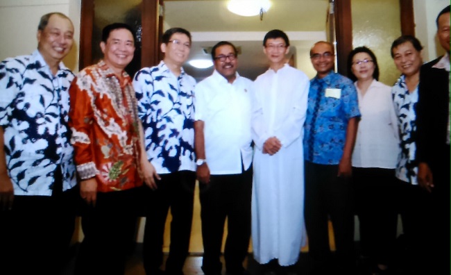 Gubernur Banten, Rano Karno bersama pastor dan pengurus Gereja Santa Maria