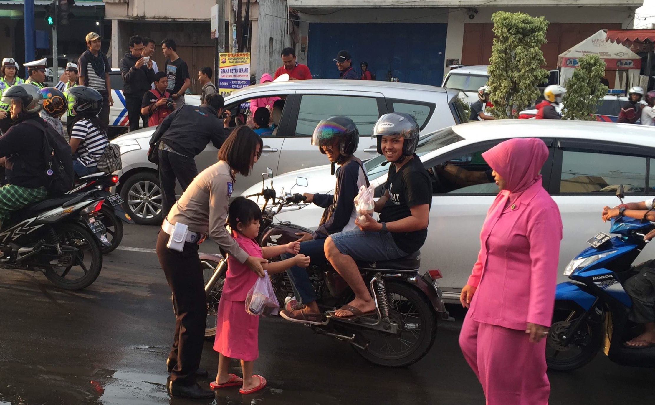 Kasatlantas Polres Serang Ajak Anaknya Bagikan Takjil di Jalan