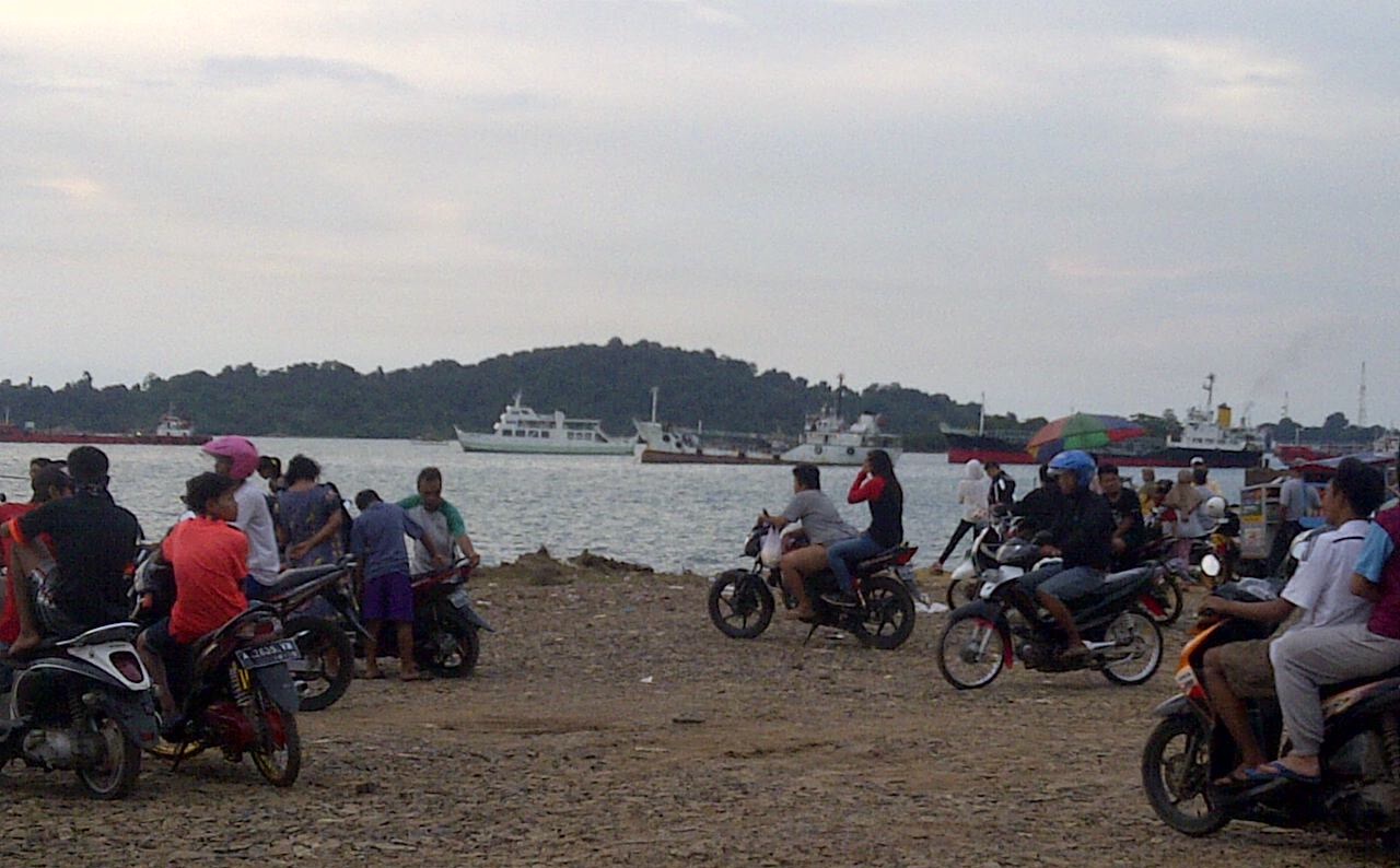 Asyiknya Menunggu Waktu Buka Puasa di Pantai Urugan