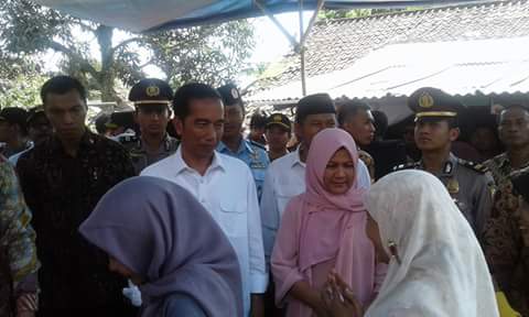 Usai Bagi Sembako, Jokowi Jajal Jembatang Gantung di Lebak