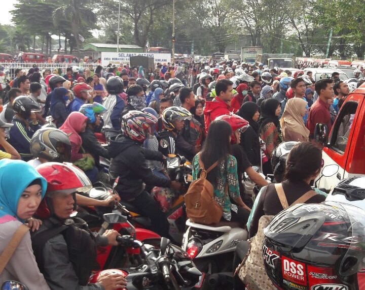 Polisi Tindak Pengendara yang Ganggu Arus Mudik