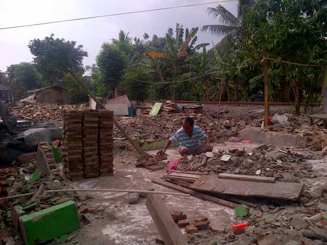 Korban Gusuran di Kota Cilegon Meminta-minta di Jalanan