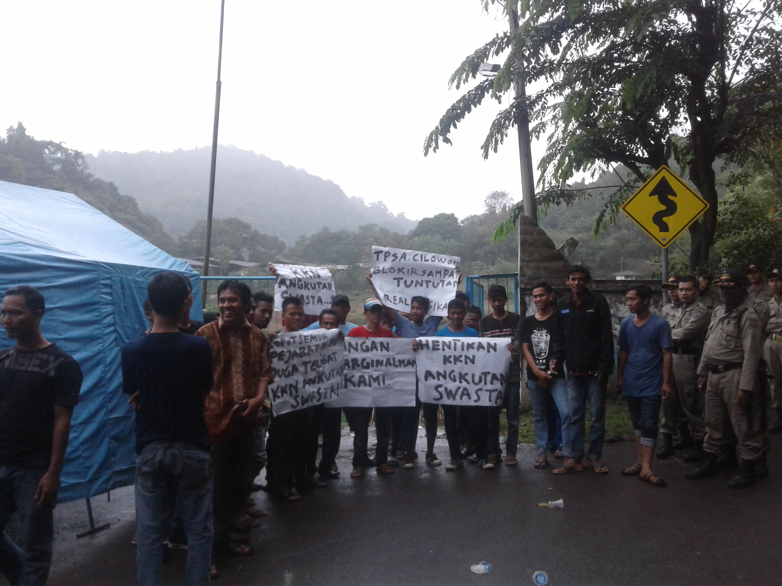 Puluhan Warga Pasang Tenda di Gerbang TPSA Cilowong
