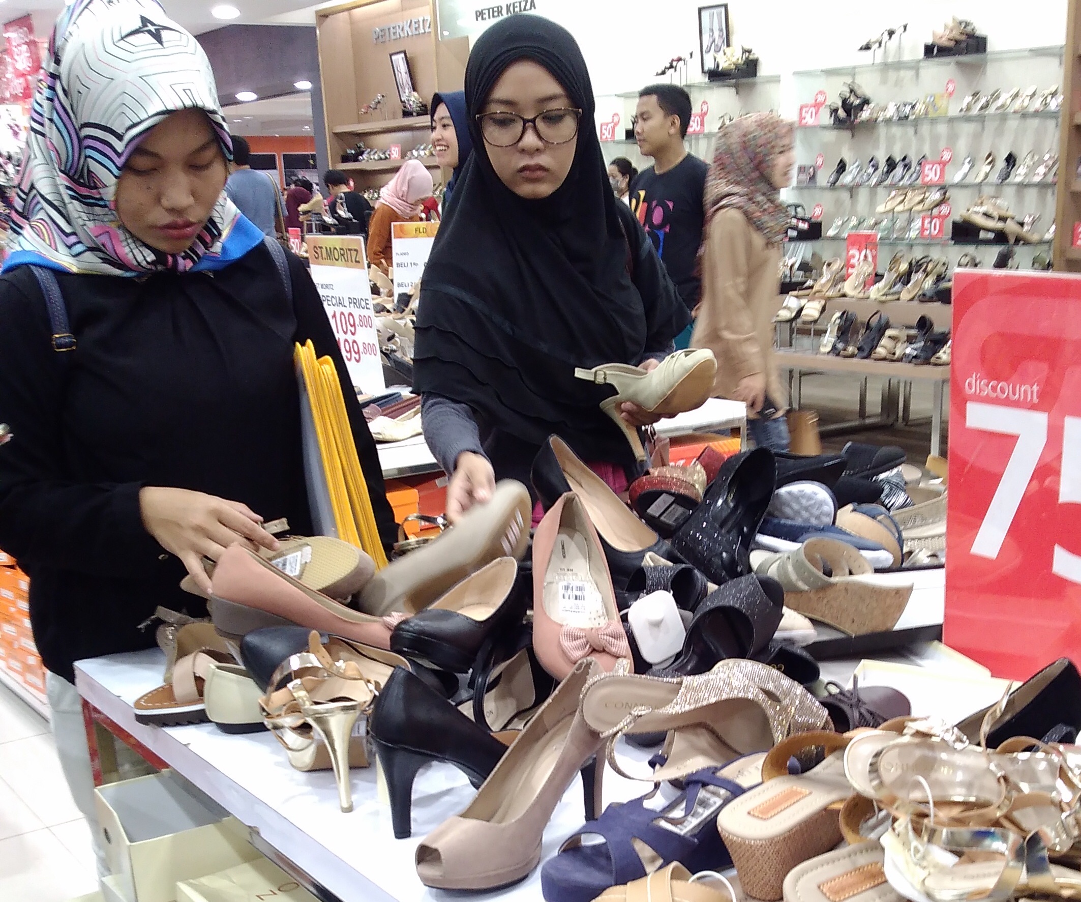 Warga Serbu Jumbo Sale Matahari