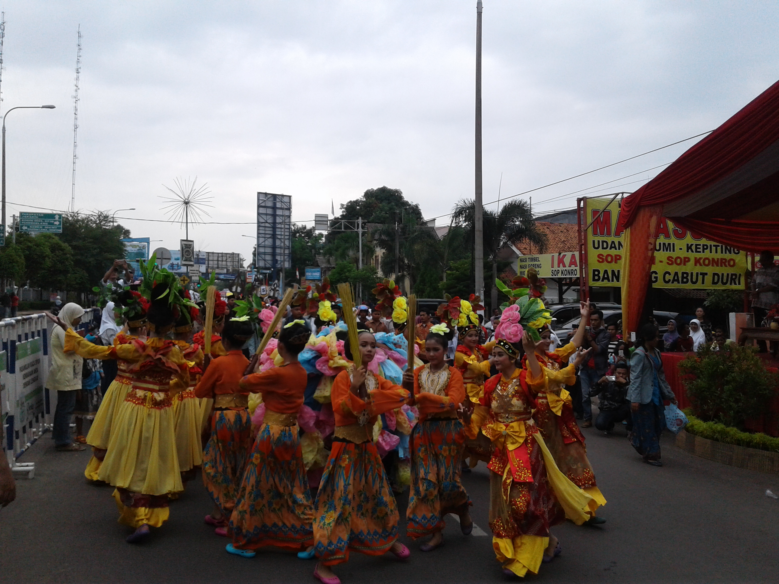 Warga Meriahkan Pawai Budaya Kota Serang