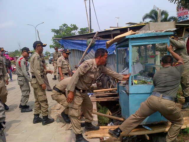 Kecamatan Cibeber Tertibkan Trotoar Jalan Lingkar Selatan