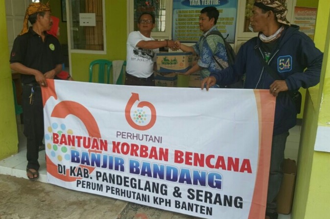 Perhutani Banten Bantu Korban Banjir dan Siap Tanam Pohon