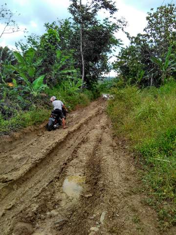 Inilah Kondisi Jalan Menuju Desa di Ujung Kecamatan Cibaliung