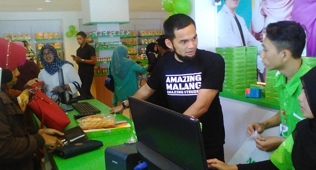 Teuku Wisnu Luncurkan Game Panjat Pinang Malang Strudel