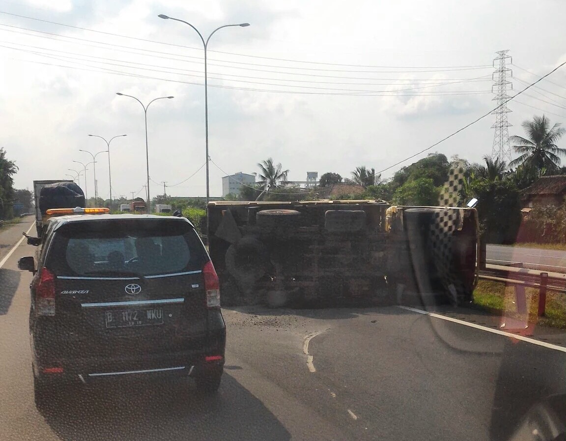 Truk Bawa Keramik Terguling di Km 52, Macet 1 Kilometer