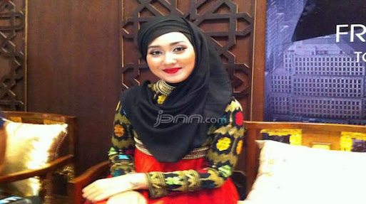 Dian Pelangi Resmi Menjanda