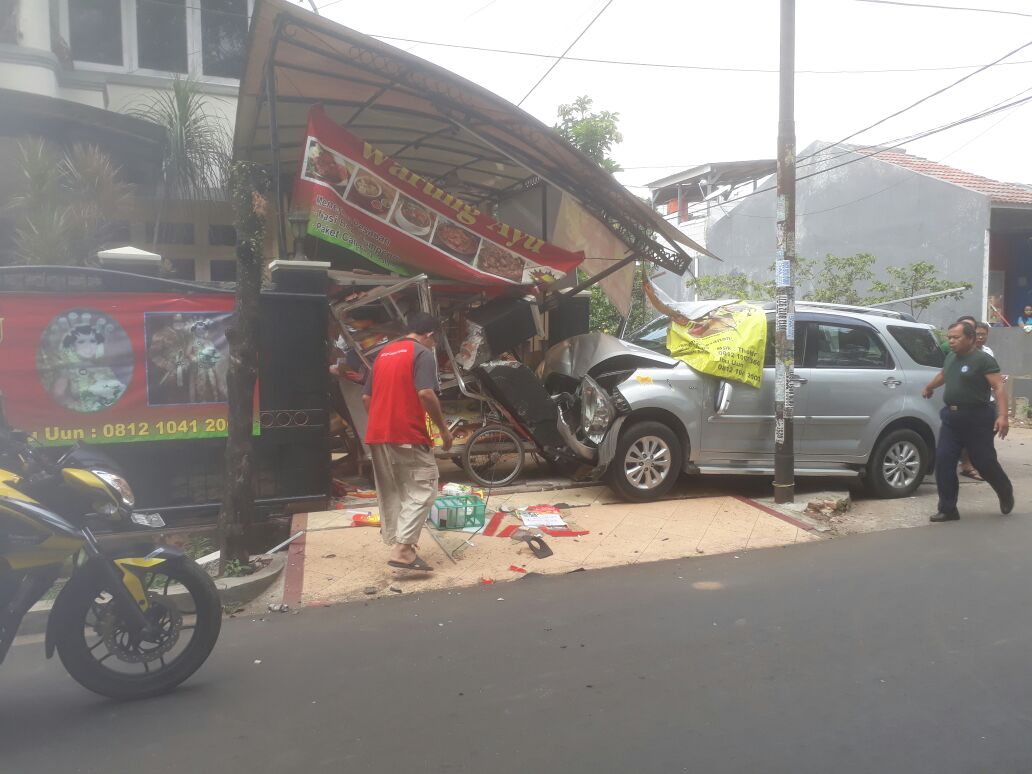 Brakkk… Daihatsu Terios Hantam Warung Makan