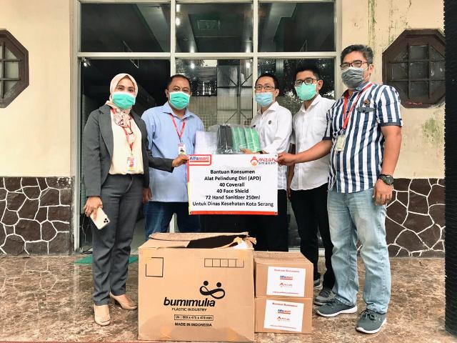 Alfamart Serahkan Donasi Konsumen ke Dinkes Kota Serang