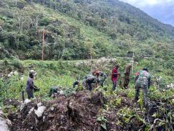 Bimbing Masyarakat, Babinsa Koramil 1715-01/Oksibil Terjun Langsung Bertani Dalam Program Ketahanan Pangan di Oksibil
