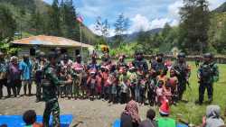 Acara Bakar Batu Pemberian Gelar Kehormatan “DANGMAGAI” Dari Suku Damal Kepada Dansatgas TNI 300 Siliwangi di Mayuberi Papua