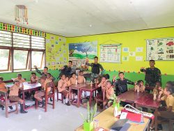 Satgas Yonif 122/TS Berikan Makanan dan Susu Kepada Anak-Anak SD di Perbatasan Papua