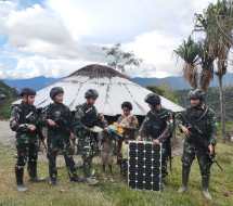 Selalu Berbagi Satgas Mobile Raider 300 Kehonai-honai Berikan Sembako