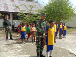Tumbuhkan Rasa Cinta Tanah Air, Satgas Yonif 122/TS Berikan Pelatihan Upacara Bendera Kepada Siswa SD di Perbatasan Papua